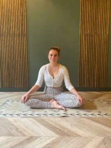 posture yoga pendant les cours de yoga à nice