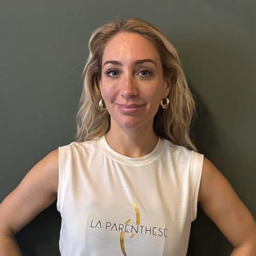 Model femme avec t-shirt La Parenthèse Nice, élégant style, ambiance décontractée, souriante, boutique de soins beautés, ambiance chaleureuse.