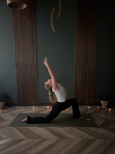 Posture de yoga dynamique en fente basse, exercice renforçant les muscles, stimulant le métabolisme et soutenant la perte de poids.