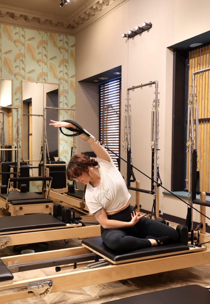 Cours de Pilates Reformer à Nice chez La Parenthèse dans un studio cocooning avec travail de renforcement musculaire et silhouette affinée.